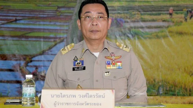นายไตรภพ วงศ์ไตรรัตน์ ผู้ว่าราชการจังหวัดระยอง กล่าวเปิดโครงการ.... ณ วัดบ้านค่าย อ.บ้านค่าย จ.ระยอง โดย นายธนพล ศิริผล พร้อม นักพัฒนาชุมชน และกำนันผู้ใหญ่บ้านตำบลเนินมะพานร่วมโครงการดังกล่าวโดยพร้อมเพรียงกัน