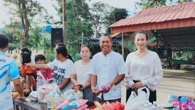 นายกฯองค์การบริหารส่วนตำบลหนองตะพาน ร่วมกับพุทธศาสนิกชนในพื้นที่ ร่วมกิจกรรมทำบุญตักบาตรเทโว เนื่องในวันออกพรรษา